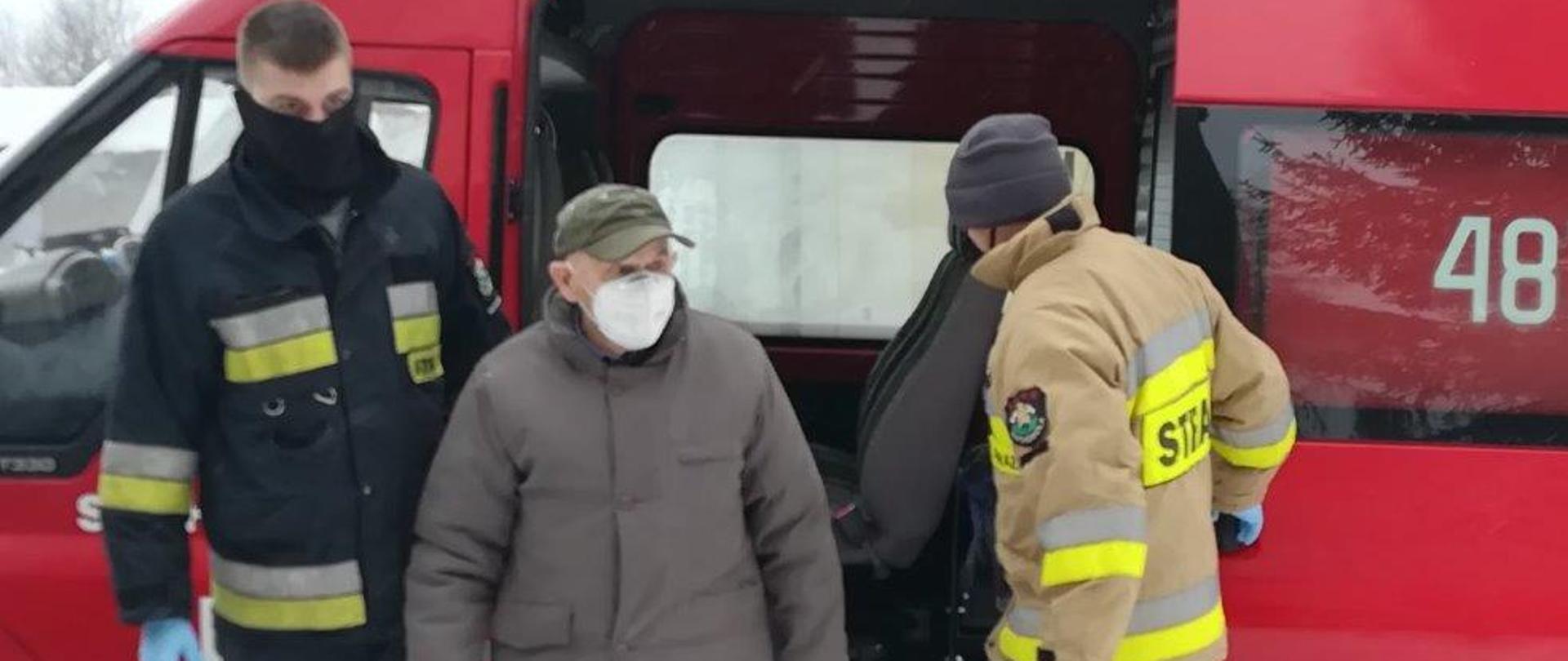 Zdjęcie przedstawia dowóz osób na szczepienia przez jednostkę OSP Suchowola