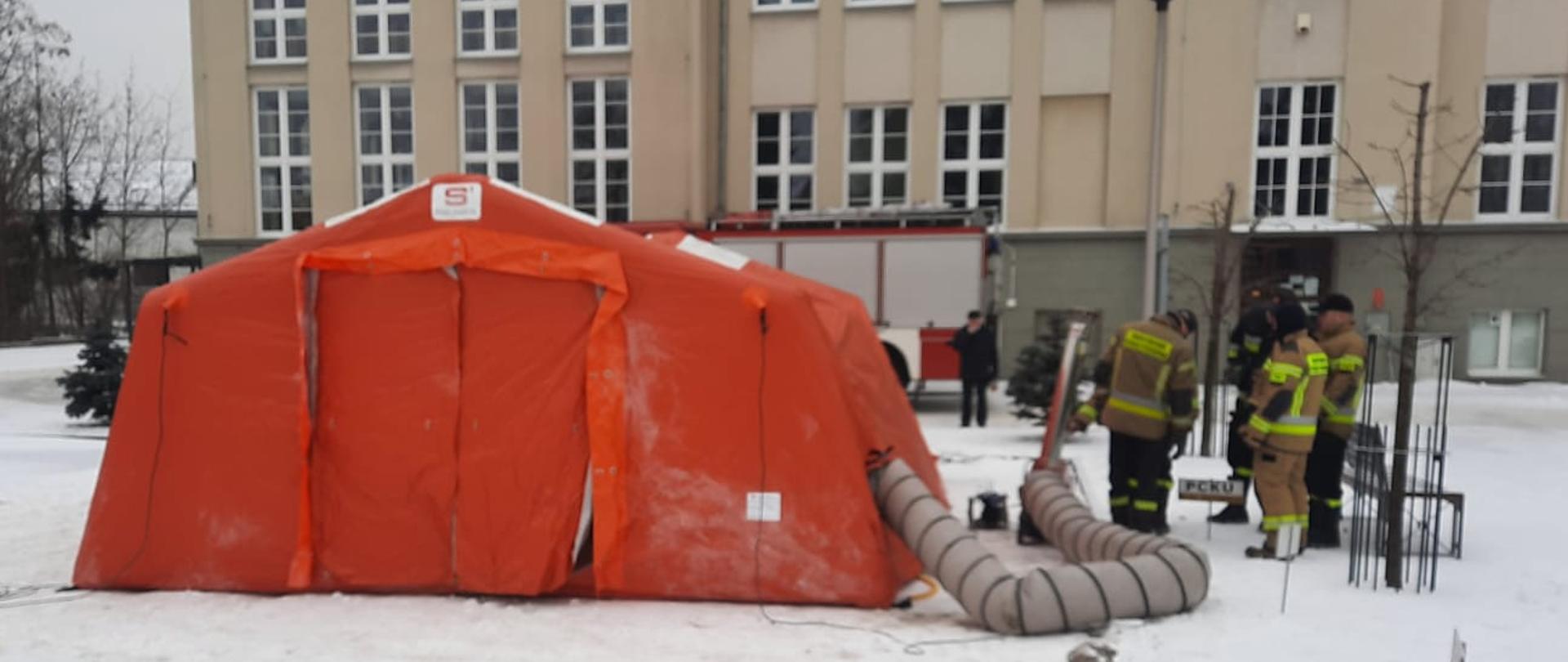 Strażacy JRG Chrzanów rozkładają namiot pneumatyczny, w którym realizowane będą wymazy 