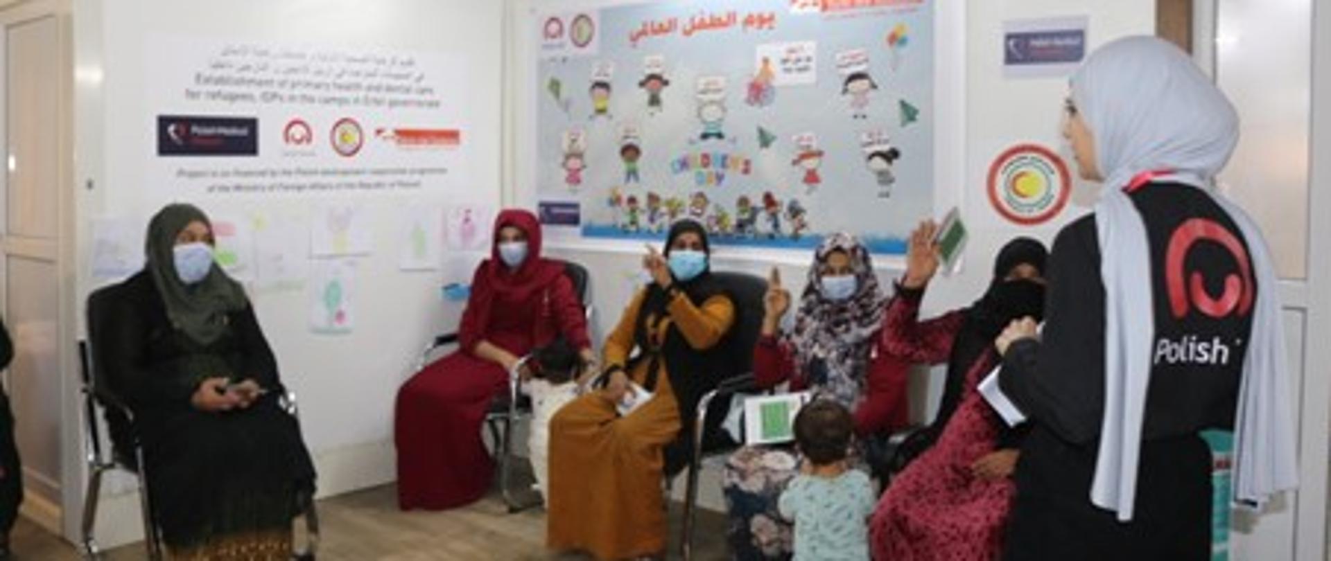 Na zdjęciu widać kobiety siedzące w poczekalni w ośrodku medycznym 