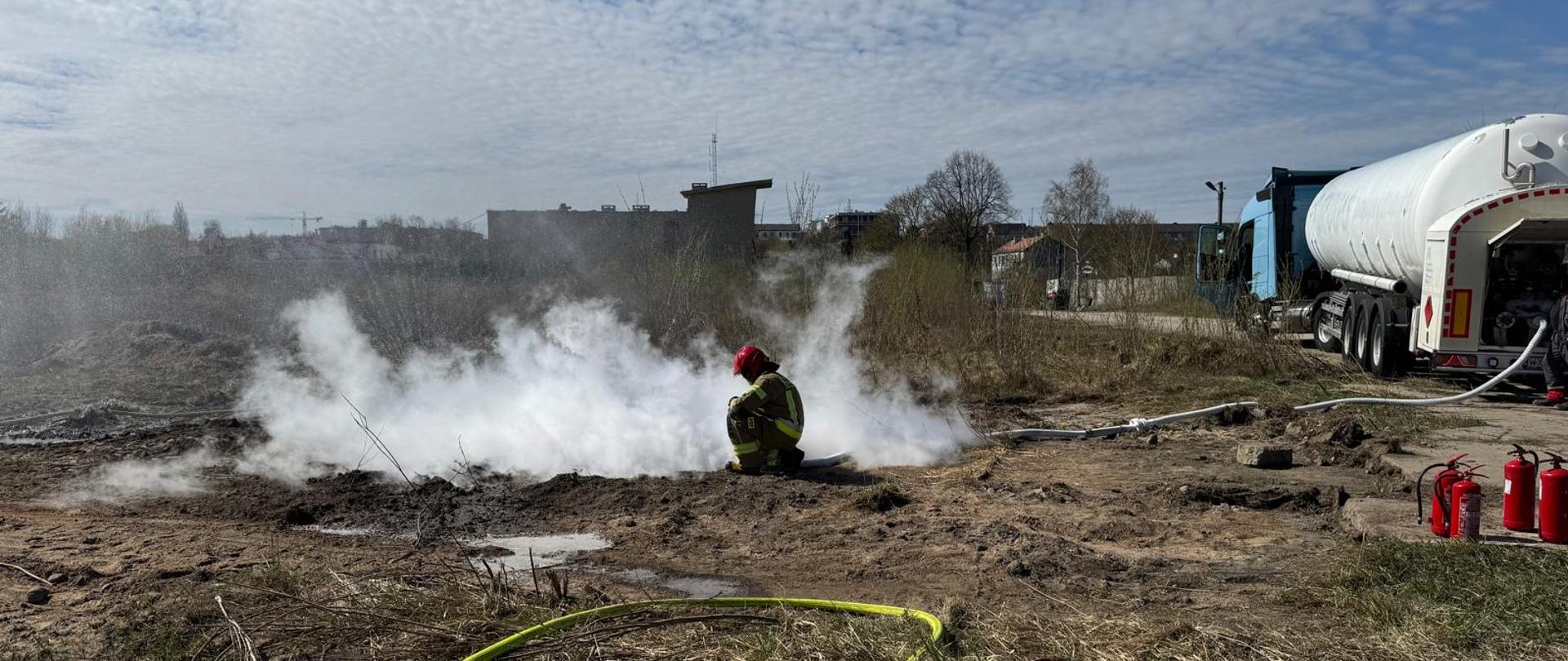 Zdjęcie przedstawia napełnianie specjalnie przygotowanej studni gazem LNG