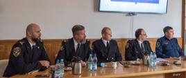 Przedstawiciele straży miejskich i gminnych uczestniczą w spotkaniu.