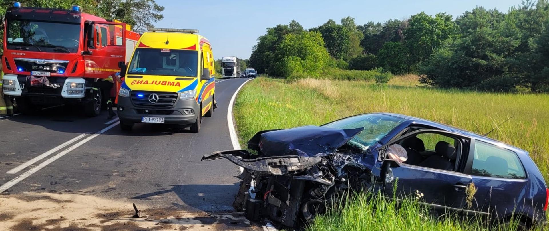Uszkodzony pojazd poza drogą 