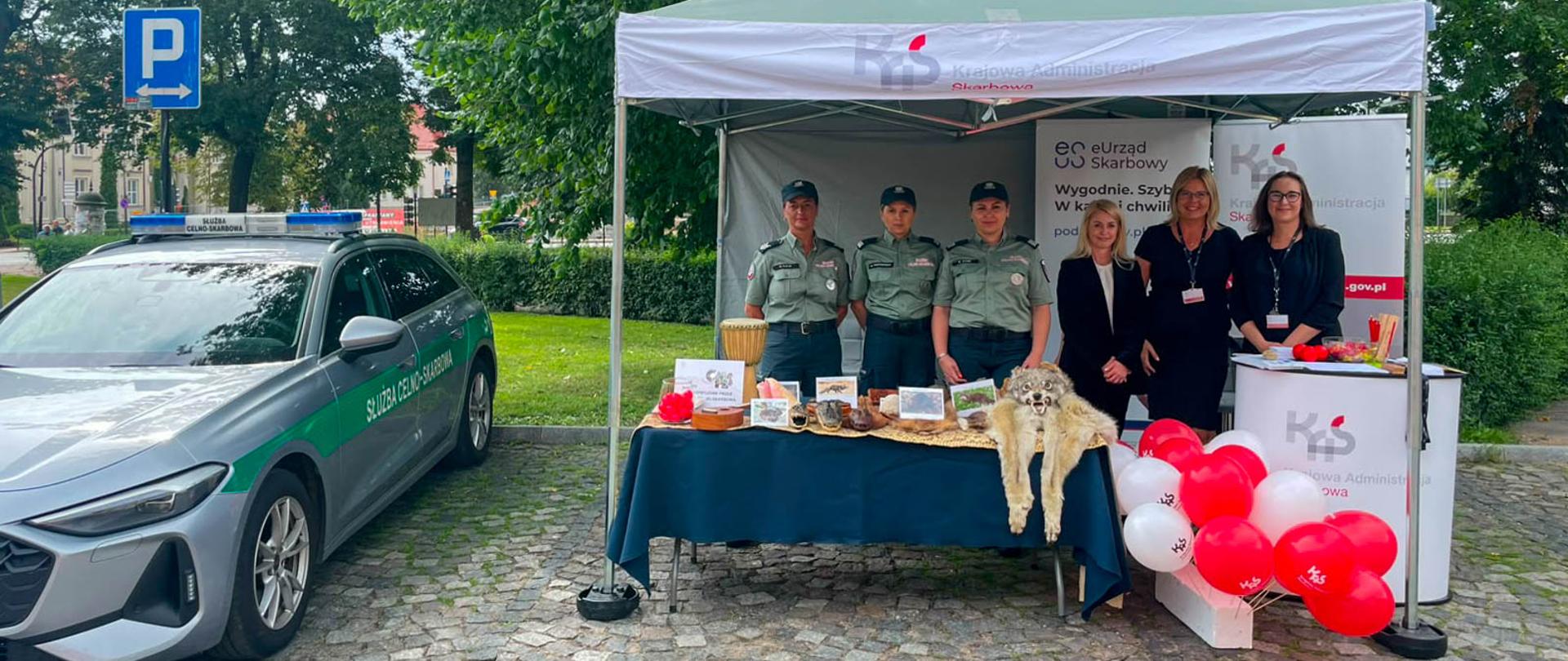 Przedstawiciele podlaskiej KAS na stoisku informacyjno-promocyjnym podczas Niebieskiego Pikniku w Sokółce