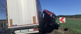 Zniszczony pojazd ciężarowy. Kabina pojazdu zatrzymała się na poboczu.