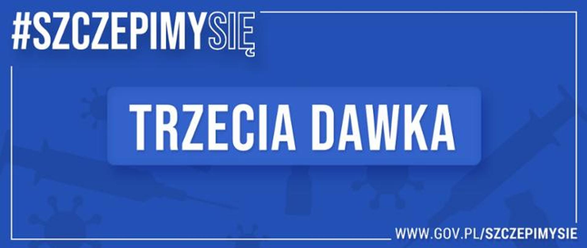 Na grafice w lewym górnym rogu widnieje napis #SZCZEPIMYSIĘ. W centrum natomiast znajduje się napis TRZECIA DAWKA. W prawym dolnym rogu jest napisane WWW.GOV.PL/SZCZEPIMYSIE.