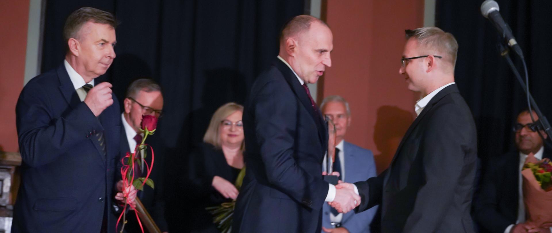 wojewoda gratuluje wyróżnionemu tytułem Zachodniopomorskiego Nobla