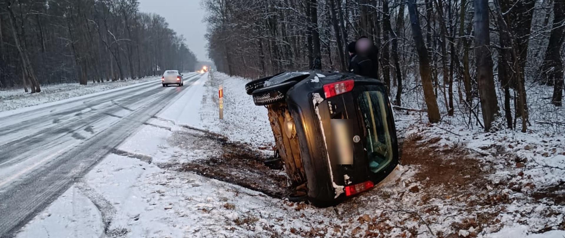 widoczne miejsce zdarzenia uszkodzone pojazdy oraz służby działające na miejscu.