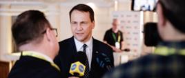 Minister Radosław Sikorski podczas briefingu w Monachium