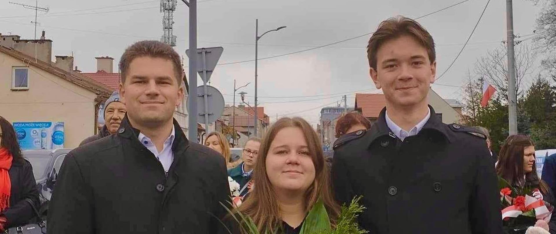 delegacja z Państwowej Szkoły Muzycznej w Mielcu pod pomnikiem wolności podczas obchodów Święta Niepodległości