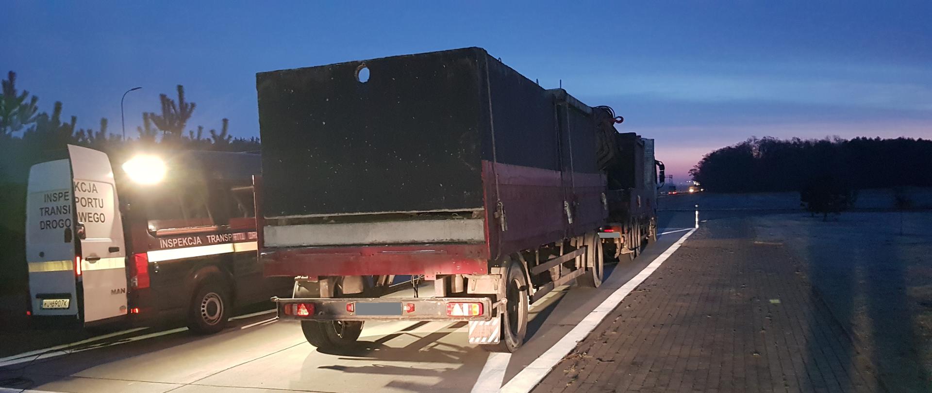 Kontrolowany pojazd na stanowisku ważenia.