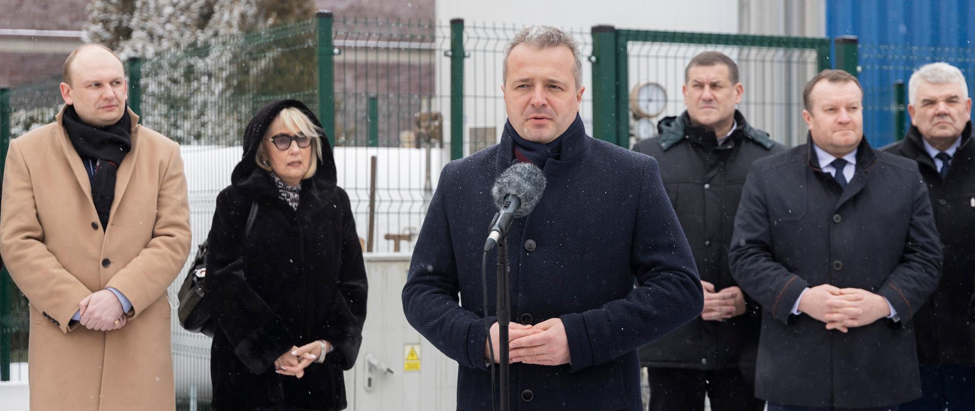 Wojewoda podczas konferencji prasowej w Mogilnie.