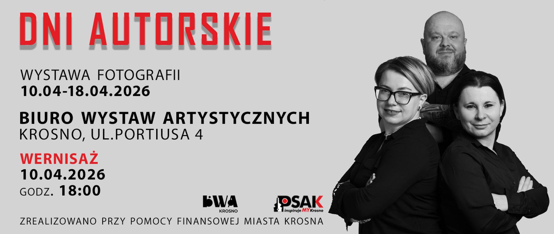 Plakat informujący o wystawie fotograficznej Dni Autorskie. Plakat ma popielate tło. Po lewej stronie są informację gdzie i kiedy odbędzie się wystawa. Po lewej stronie na górze jest na czerwono napisany tytuł wystawy Dni Autorskie. Po prawej stronie są autorzy wystawy, którzy stoją blisko siebie. 