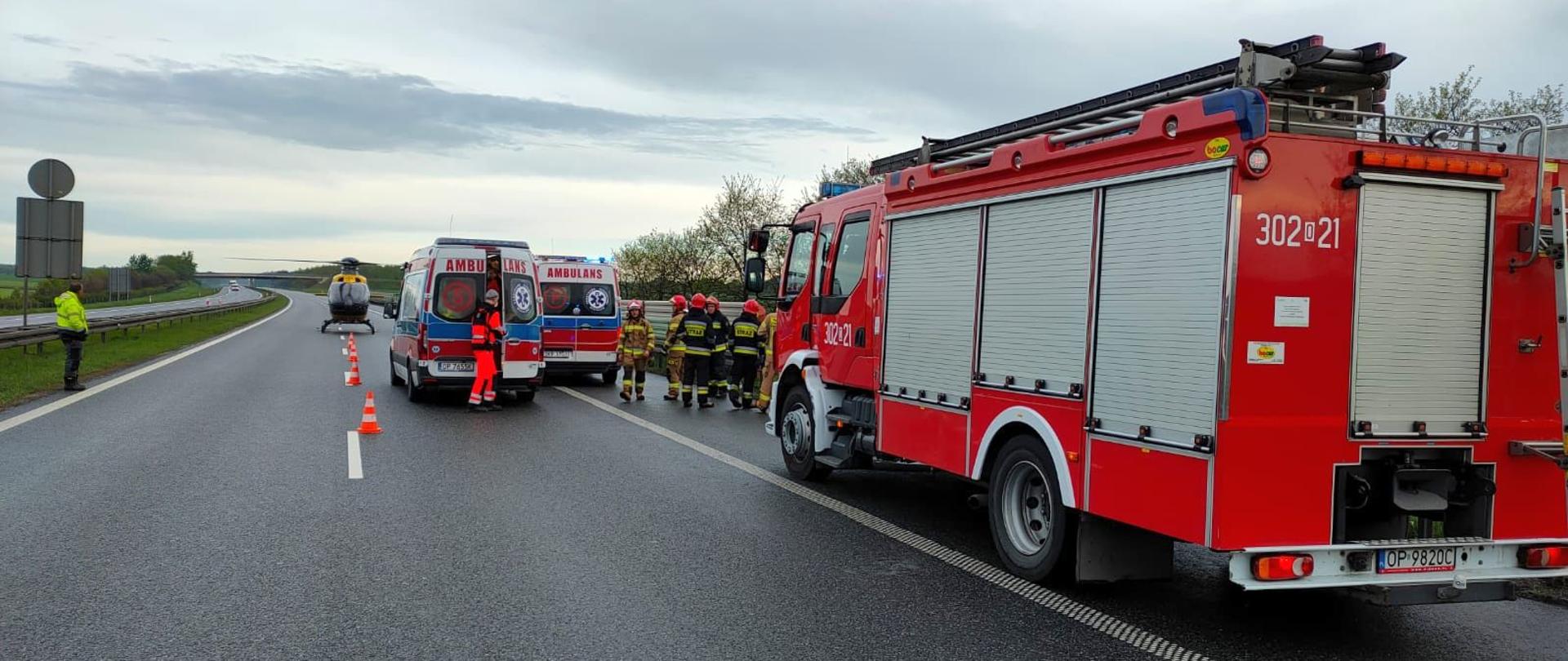 Zdjęcie przedstawia interwencję straży pożarnej, śmigłowca LPR oraz zespołów ratownictwa medycznego przy wypadku na 237 km autostrady A4. 