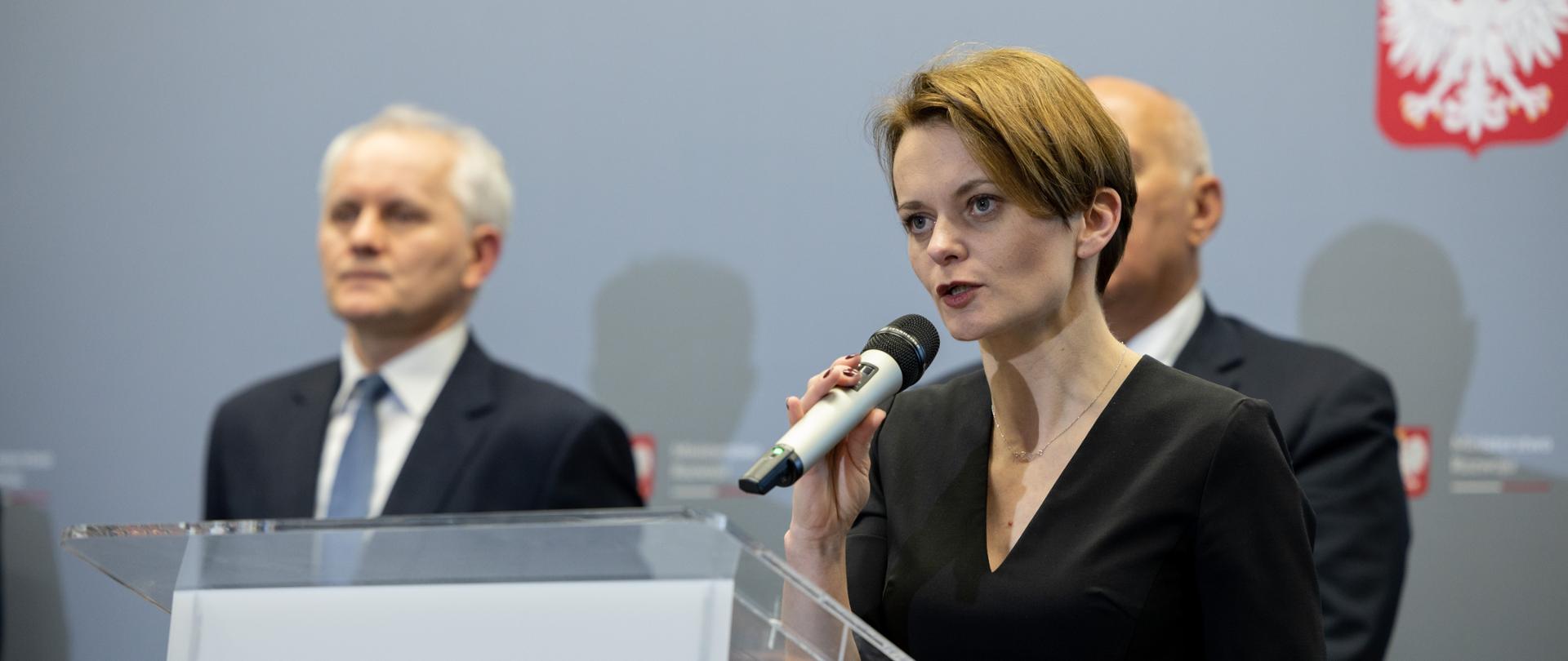 Minister Jadwiga Emilewicz z mikrofonem podczas przemówienia