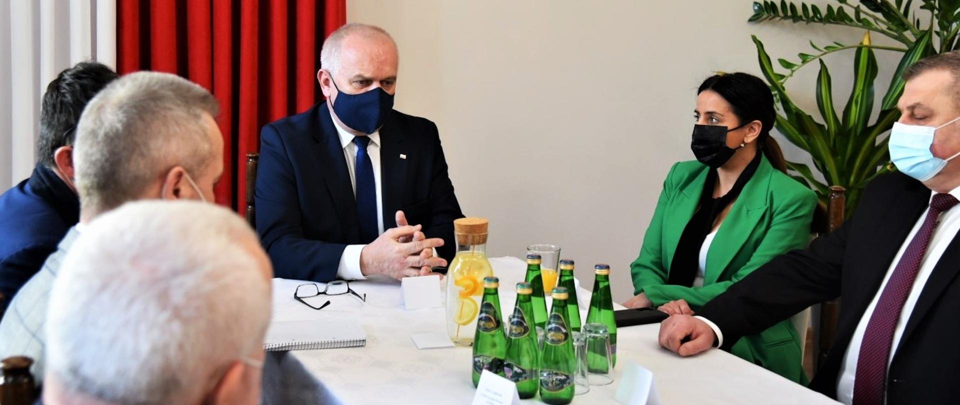 Wojewoda słucha raportów dotyczących stanu inwestycji możliwych dzięki pierwszemu naborowi do programu Polski Ład