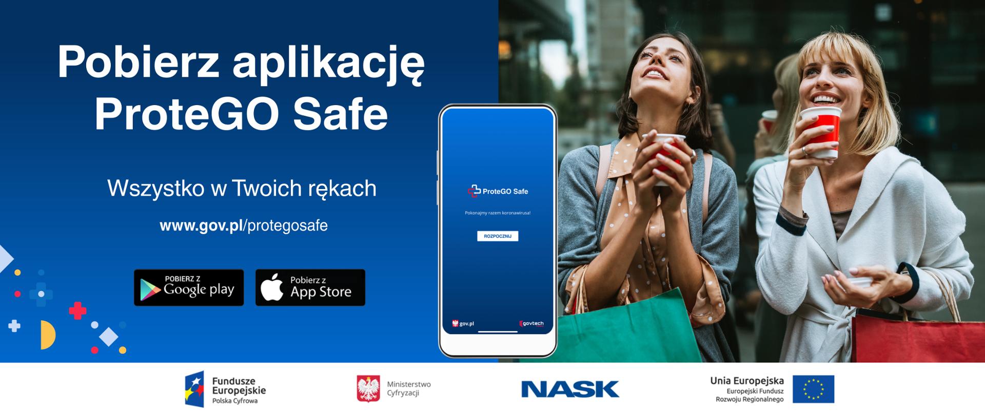 Zdjęcie dwóch młodych kobiet. Uśmiechnięte, w ręku trzymają kubki z napojami. Obok grafika z napisem: Pobierz aplikację ProteGO Safe. Wszystko w Twoich rękach.