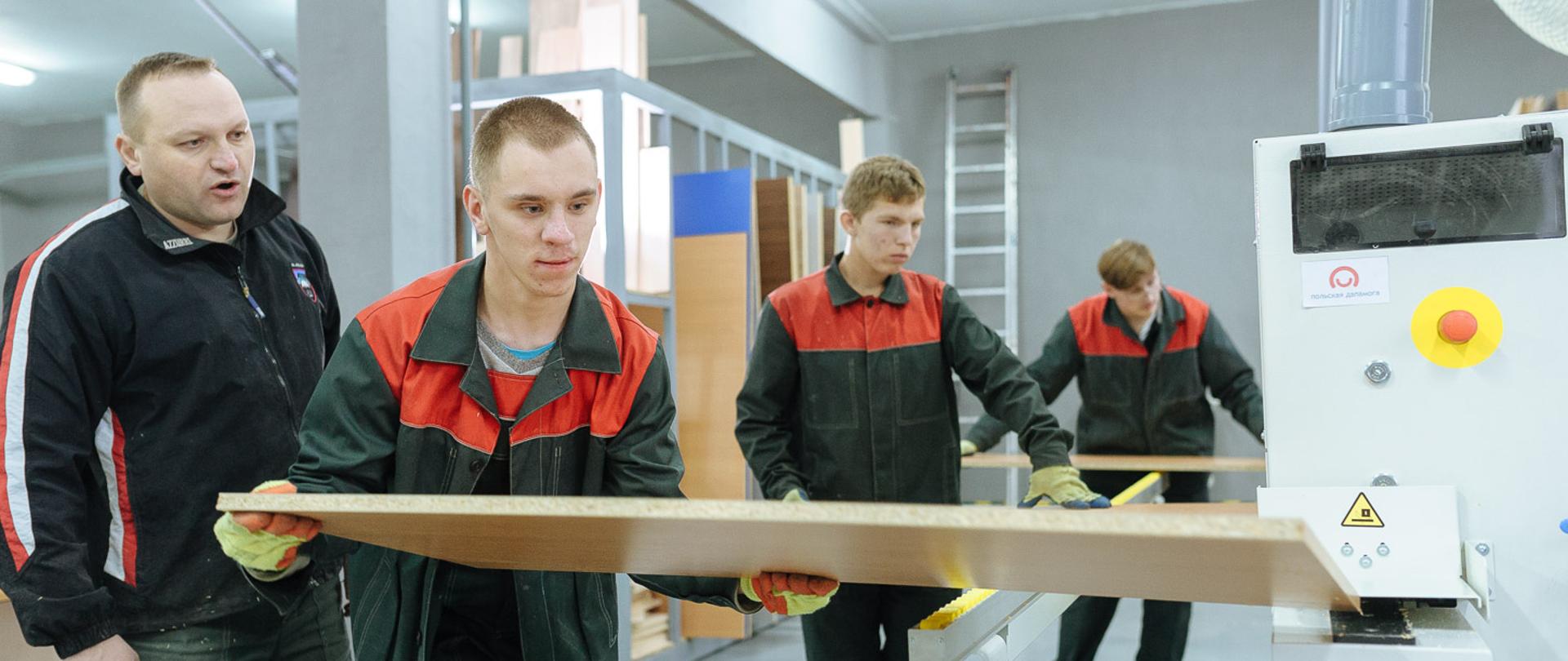 Uruchomienie zakładu meblarskiego w Mołotkowiczach