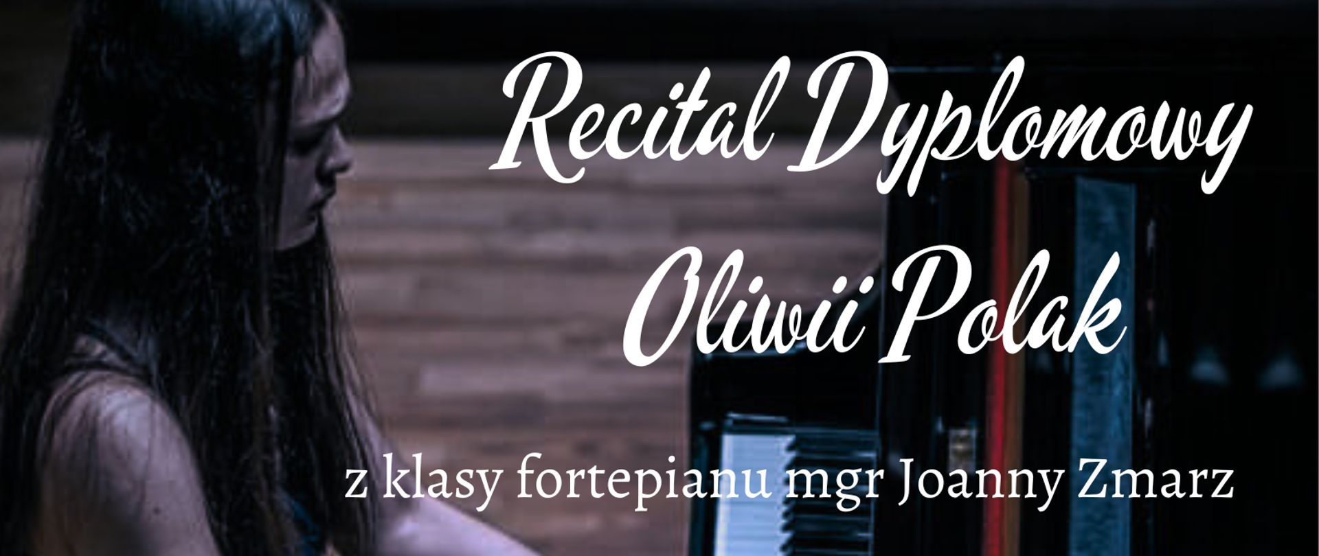 Plakat to zdjęcie grającej recital. Uczennica siedzi na ławie fortepianowej w długiej granatowej sukni i gra w wielkim skupieniu na fortepianie. Zdjęcie zrobione jest na scenie sali koncertowej. W górnym prawym rogu pełna nazwa recitalu, następnie dane nauczycielki. W dolnej części plakatu czas i miejsce wydarzenie oraz program recitalu.