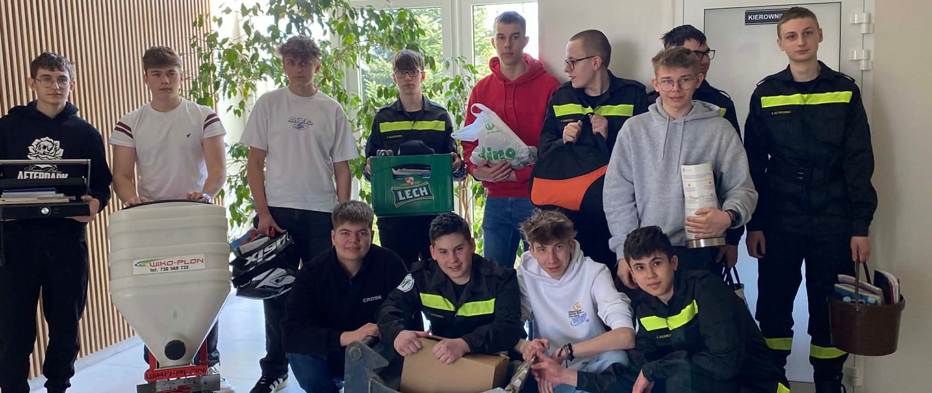 Uczniowie klasy 1TMs podczas „Dnia bez plecaka”