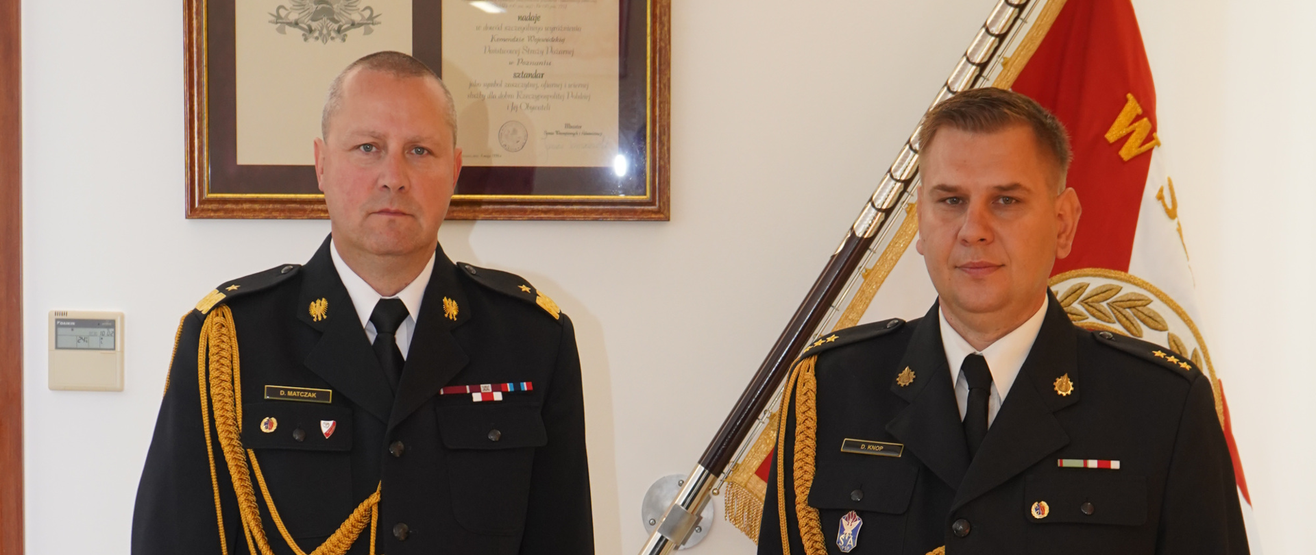 Na białym tle z lewej strony widać Wielkopolskiego Komendanta Wojewódzkiego nadbryg. Dariusz Matczak oraz powołanego z dniem 13 sierpnia 2021r. Zastępcę Komendanta Miejskiego PSP w Kaliszu.