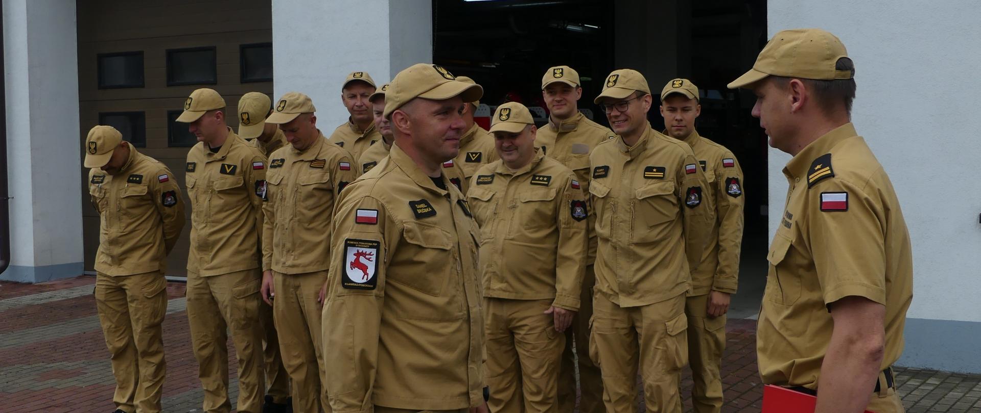 Zdjęcie przedstawia Komendanta Powiatowego PSP w Brodnicy Krzysztofa Natuckiego składającego gratulacje Danielowi Brzóska, który ukończył kwalifikacyjny kurs zawodowy w zawodzie technik pożarnictwa oraz Decyzją Ministra Spraw Wewnętrznych i Administracji otrzymał awans na pierwszy stopień w korpusie aspirantów.