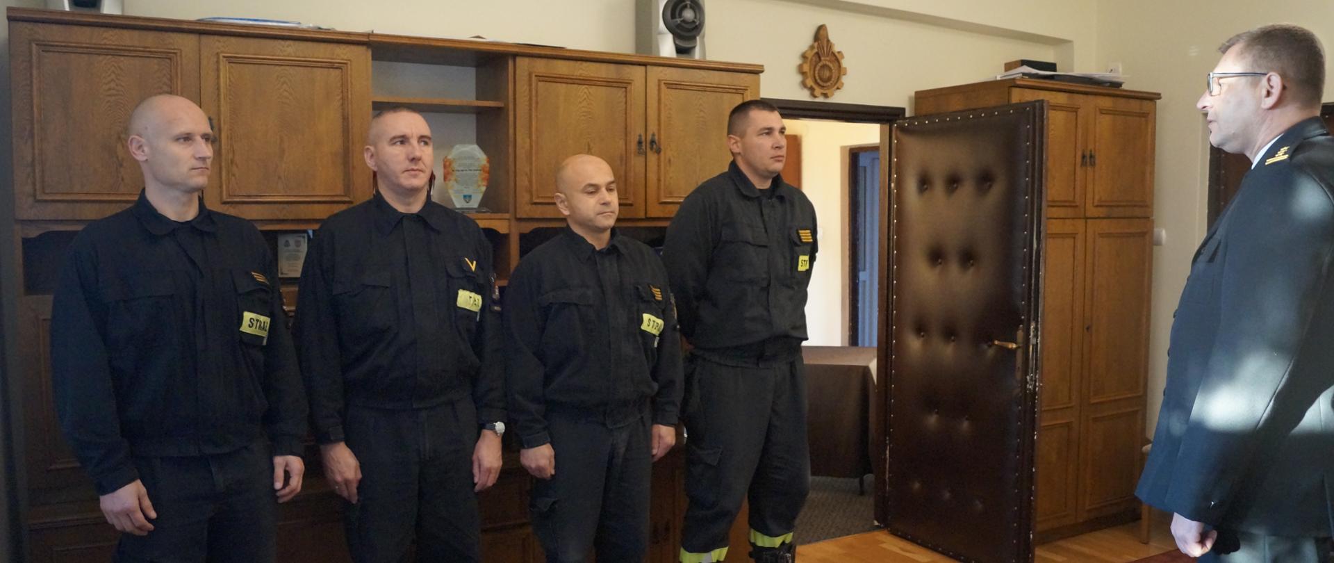 Czterech strażaków podczas wręczania awansu