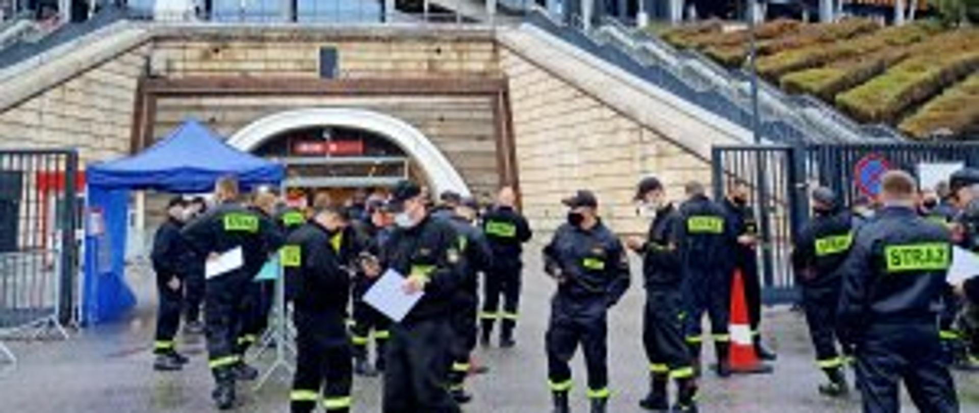 Strażacy z warmii i mazur przed stadionem narodowym.