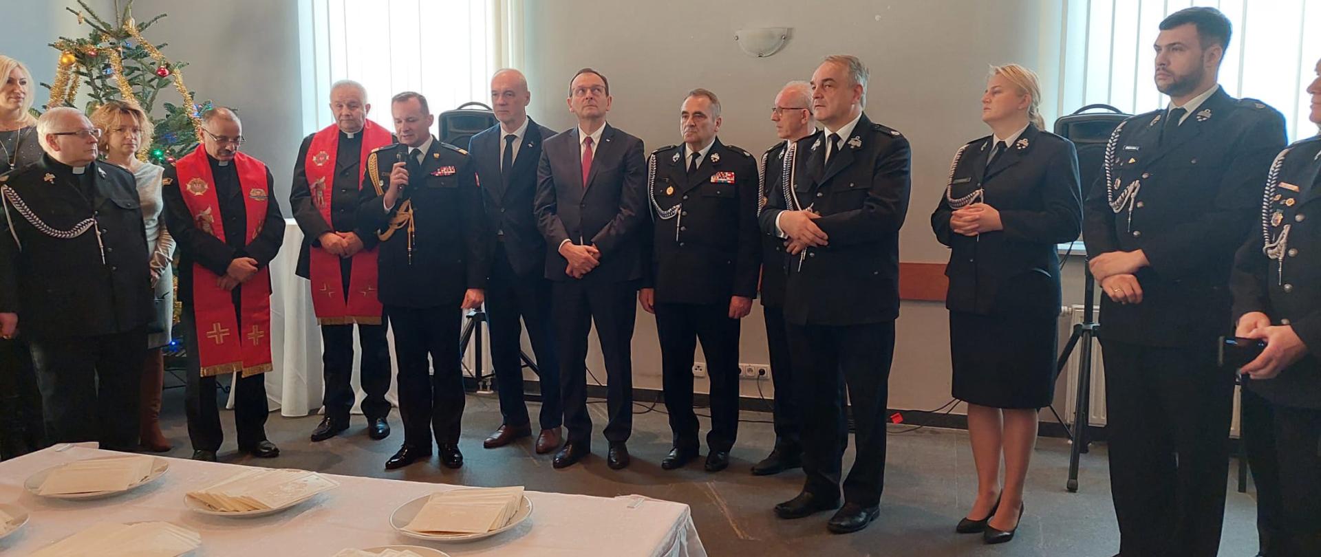 Zastępca komendanta głównego PSP podczas składania życzeń świątecznych.