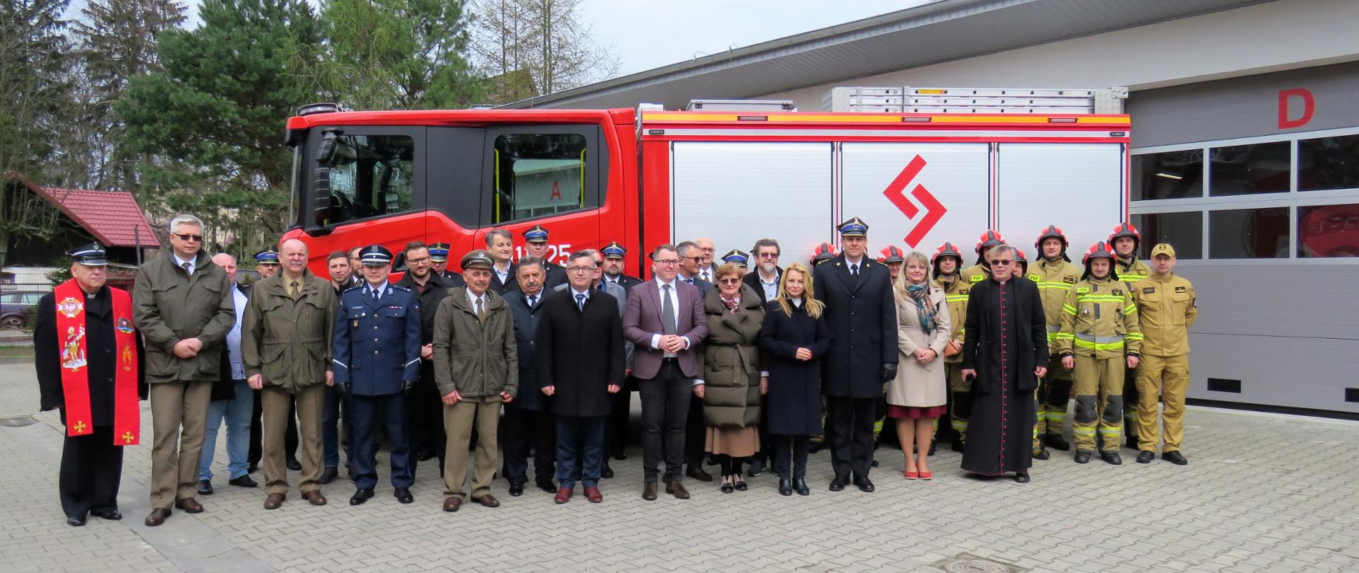 Nowy samochód i garaże dla sulęcińskich strażaków - zdjęcie zbiorowe zaproszonych gości na tle samochodu