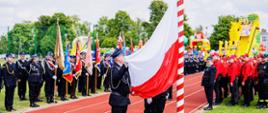 Na zdjęciu poczt flagowy wystawiony przez Ochotnicze Straże Pożarne podczas wciągania na maszt flagi państwowej. Zdjęcie wykonane podczas XXIV Powiatowej Majówki Strażackiej w Lutomiersku.