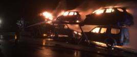 Palą się samochody na auto lawecie