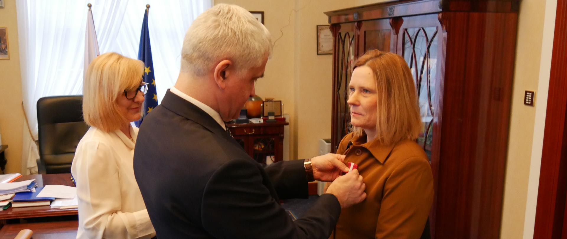 wojewoda wręcza odznaczenie państwowe