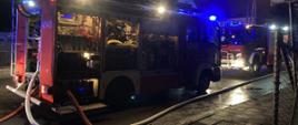 Na zdjęciu widać dwa samochody pożarnicze z których podawana jest woda wykorzystana do gaszenia pożaruv