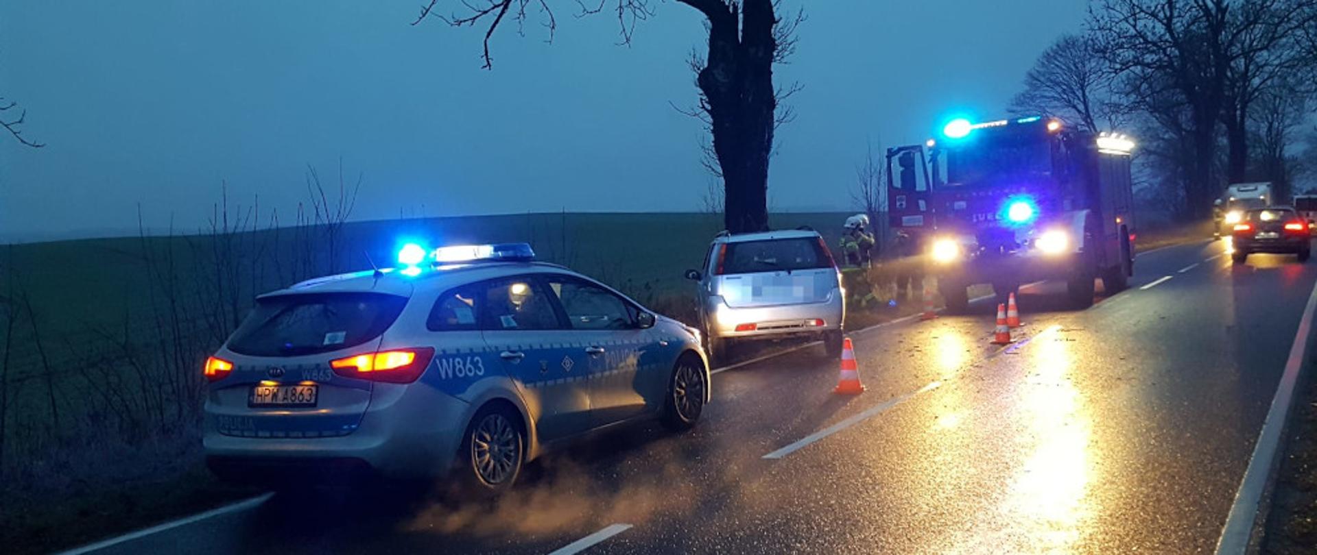 Wypadek samochodu osobowego przy miejscowości Barwice - pojazd uderzył w drzewo, stoi częściowo na pasie drogi.