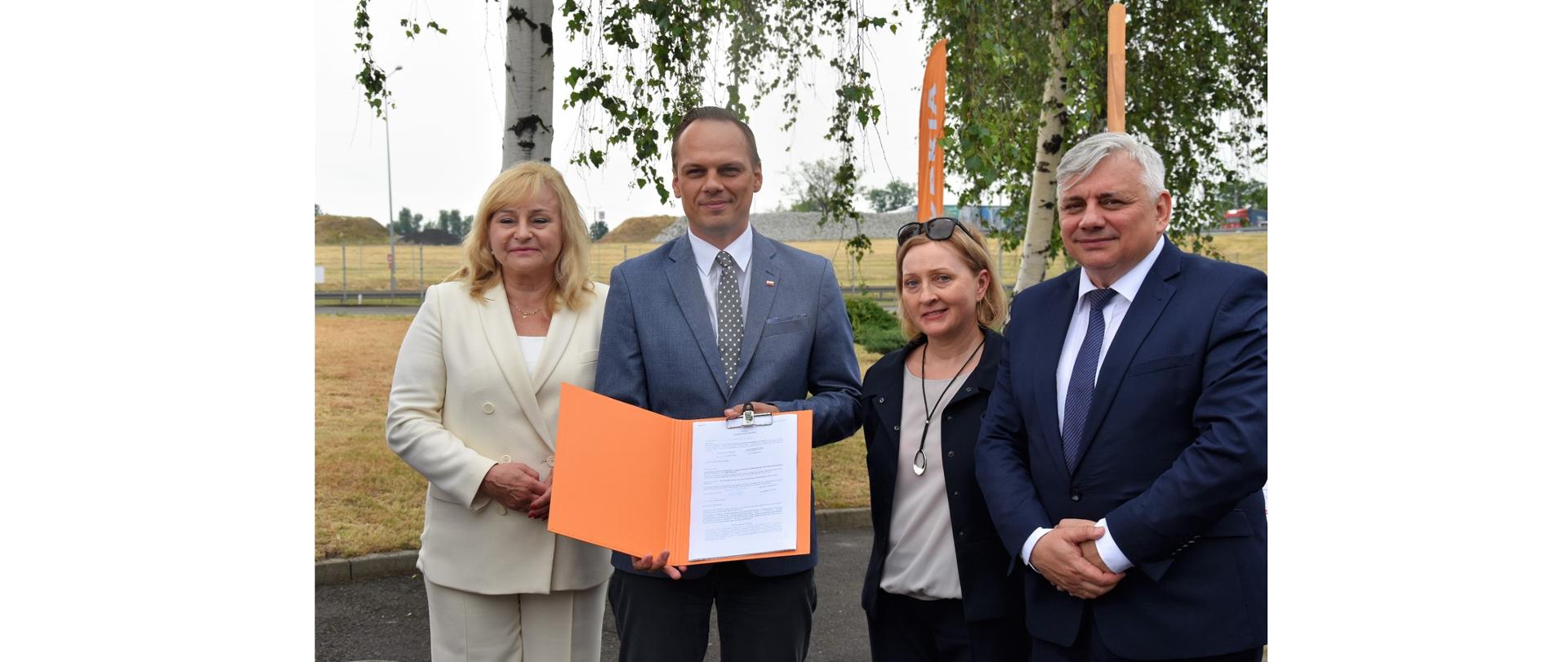 Wiceminister infrastruktury Rafał Weber wziął udział w podpisaniu umów na wykonanie dokumentacji potrzebnych do budowy nowych lub przebudowy dolnośląskich odcinków A4 i S5