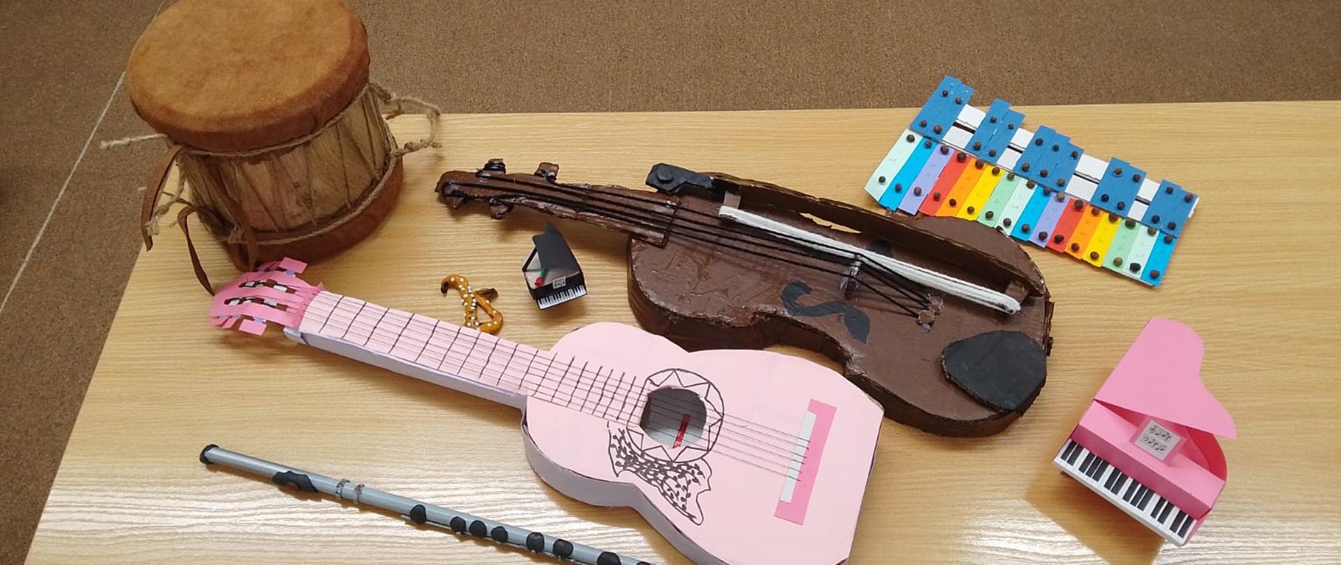 Instrumenty muzyczne wykonane przez uczniów z plasteliny, papieru i innych materiałów