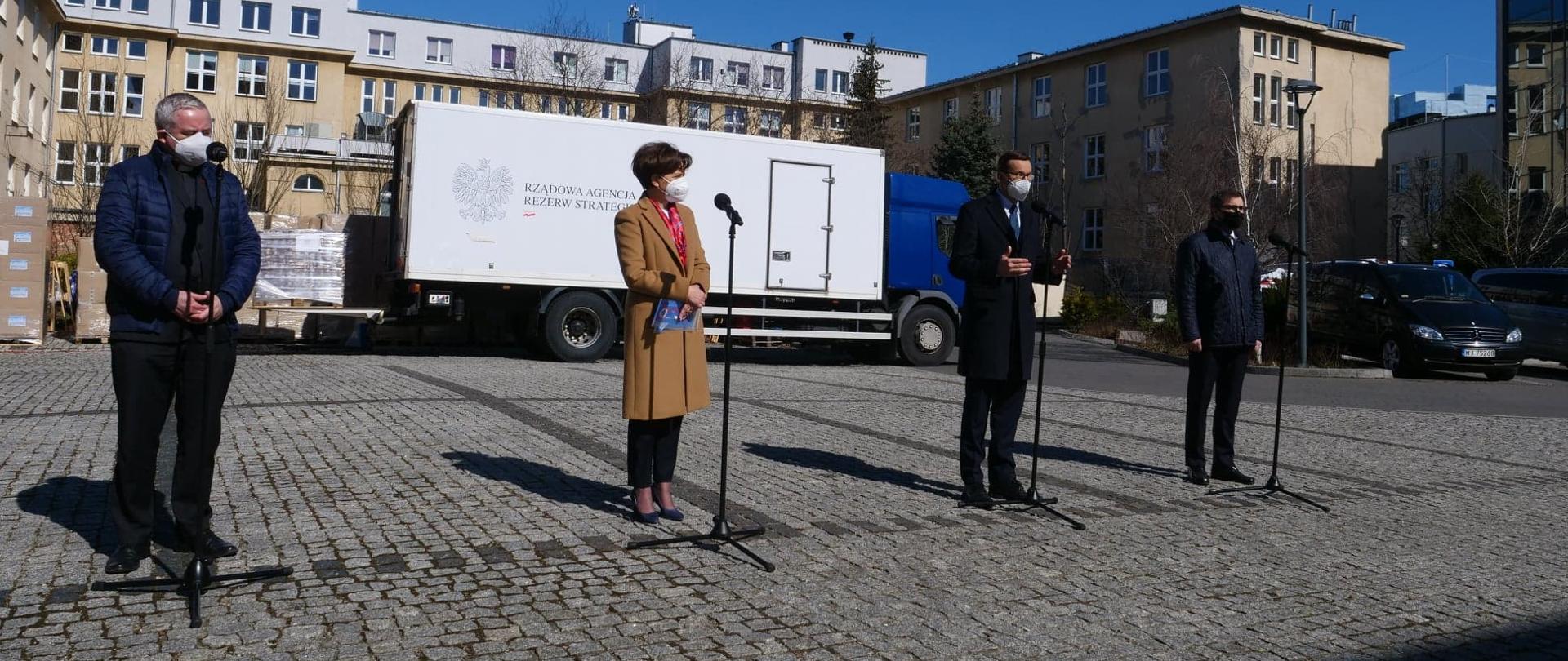 Na zdjęciu 4 osoby w tym premier Mateusz Morawiecki i minister rodziny Marlena Maląg