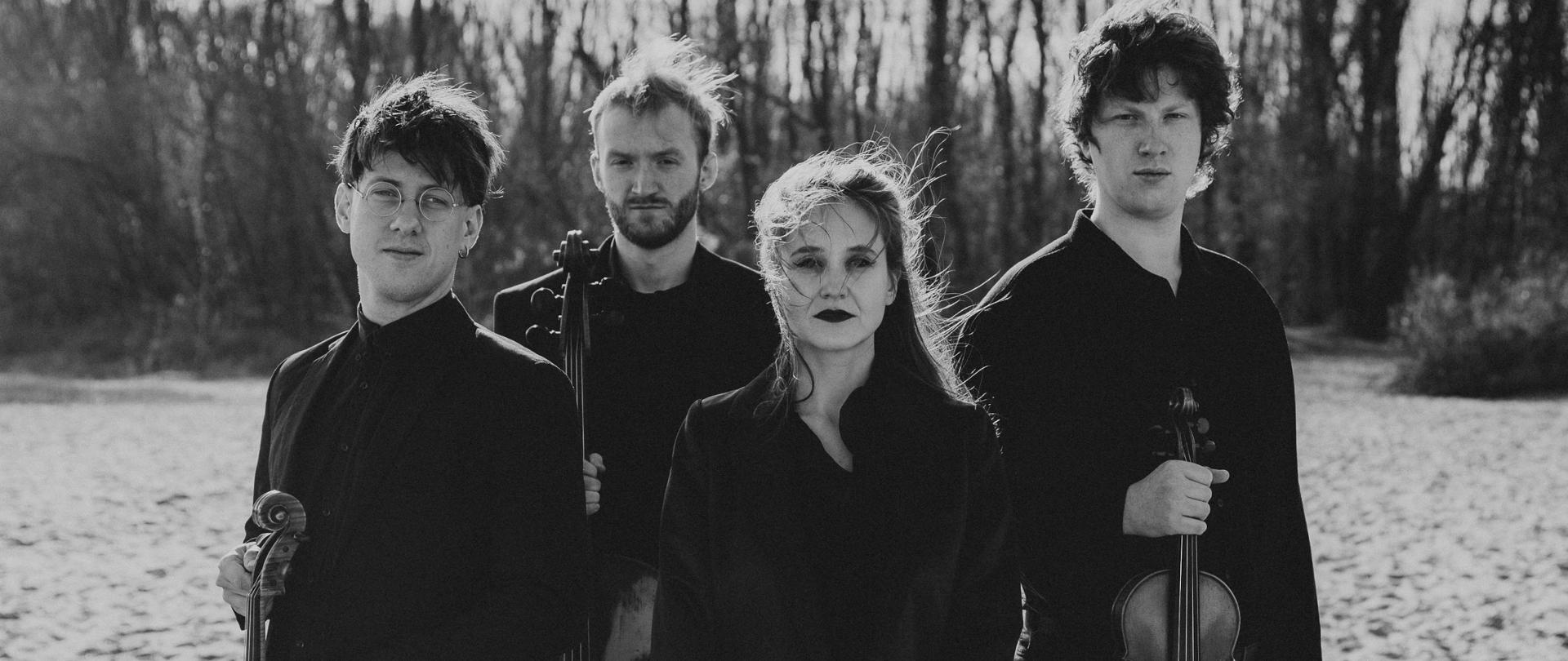 czarno białe zdjęcie zespołu - Hélène Quartet