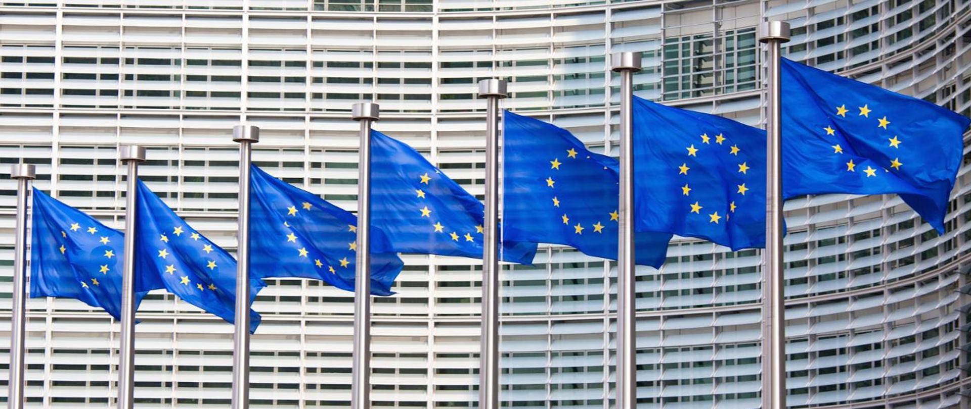 Siedem falujących flag Unii Europejskiej