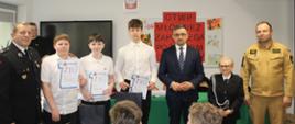 Na Zdjeciu widoczni są zwycieżcy ogólnopolskiego turnieju wiedzy pożarniczej w bałtowie wraz z przedstawicielami władz oraz funkcjonariuszami z ochotniczej straży pożarnej oraz z komendy powiatowej Państwowej Straży Pożarnej w Ostrowcu Świętokrzyskim.