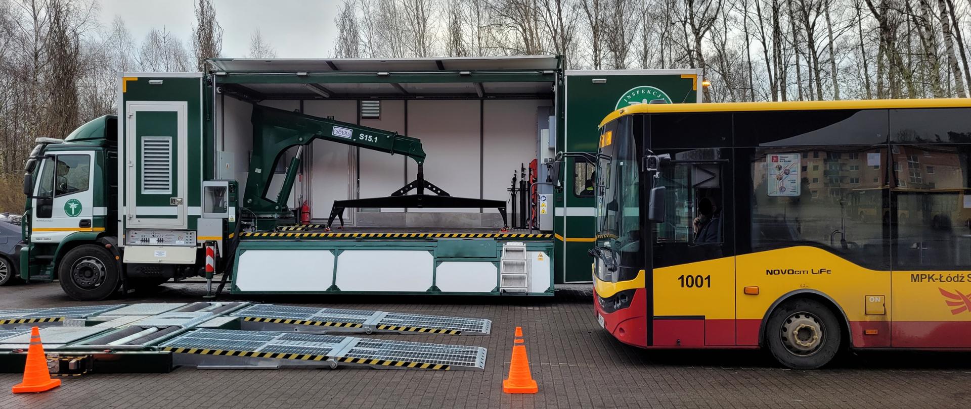 Na parkingu Mobilna Jednostka Diagnostyczna z prawej strony kontrolowany autobus