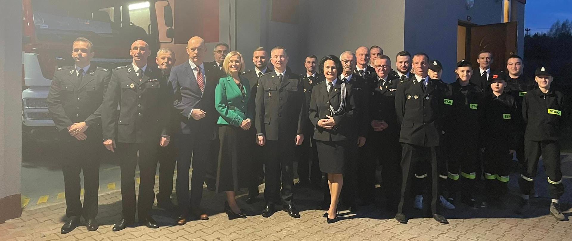 Zdjęcie przedstawia zaproszonych gości, organizatorów i druhów na spotkaniu.