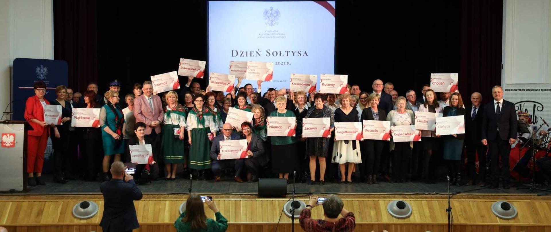 Wiele osób pozujących do wspólnego zdjęcia