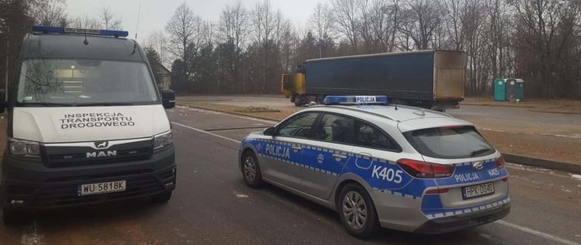 Radiowóz ITD, Policji i stojący w oddali zestaw ciężarowy, który zatrzymali do kontroli inspektorzy podkarpackiej Inspekcji.