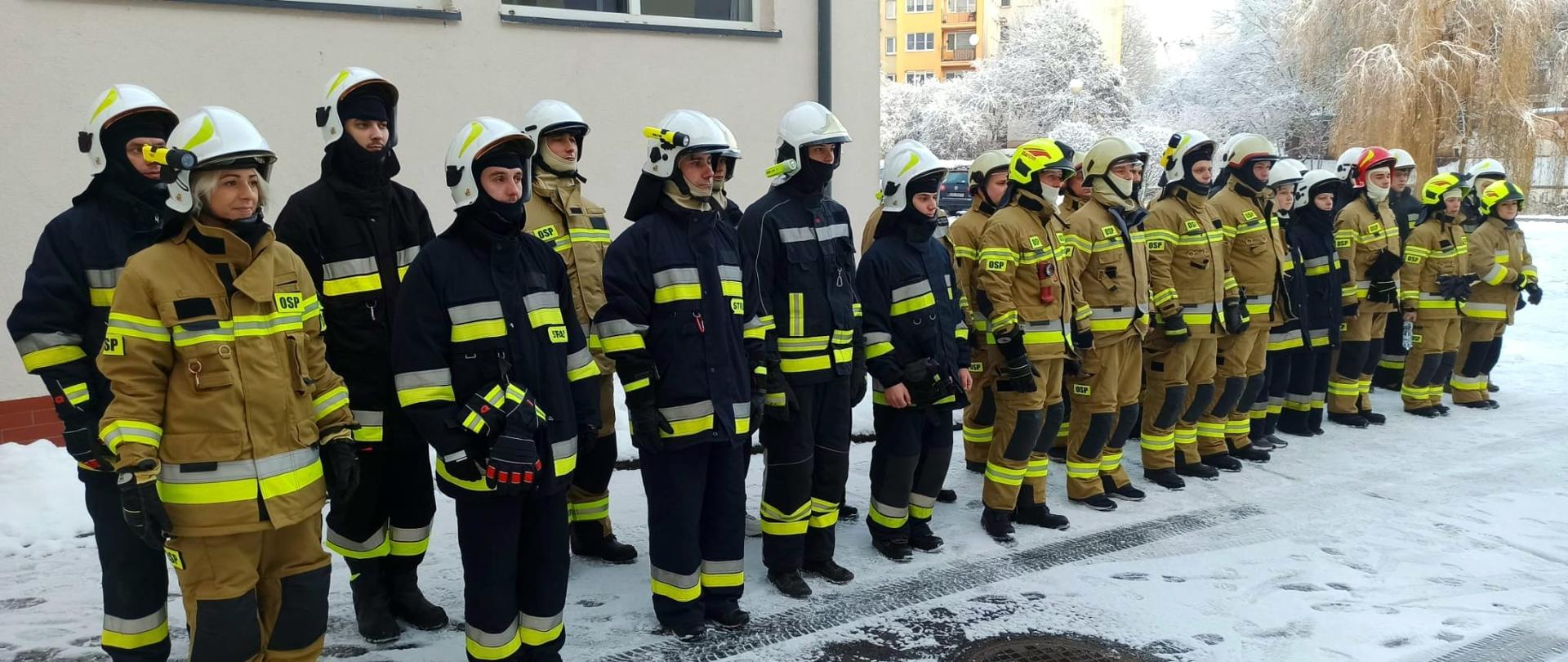 Zdjęcie przedstawia druhów OSP biorących udział w szkoleniu. 