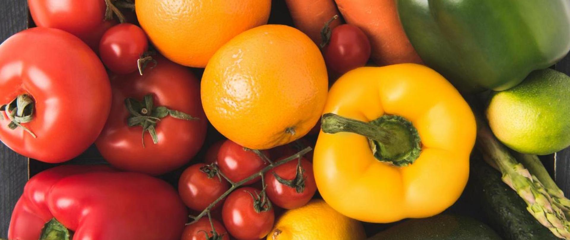 Na zdjęciu są owoce i warzywa.