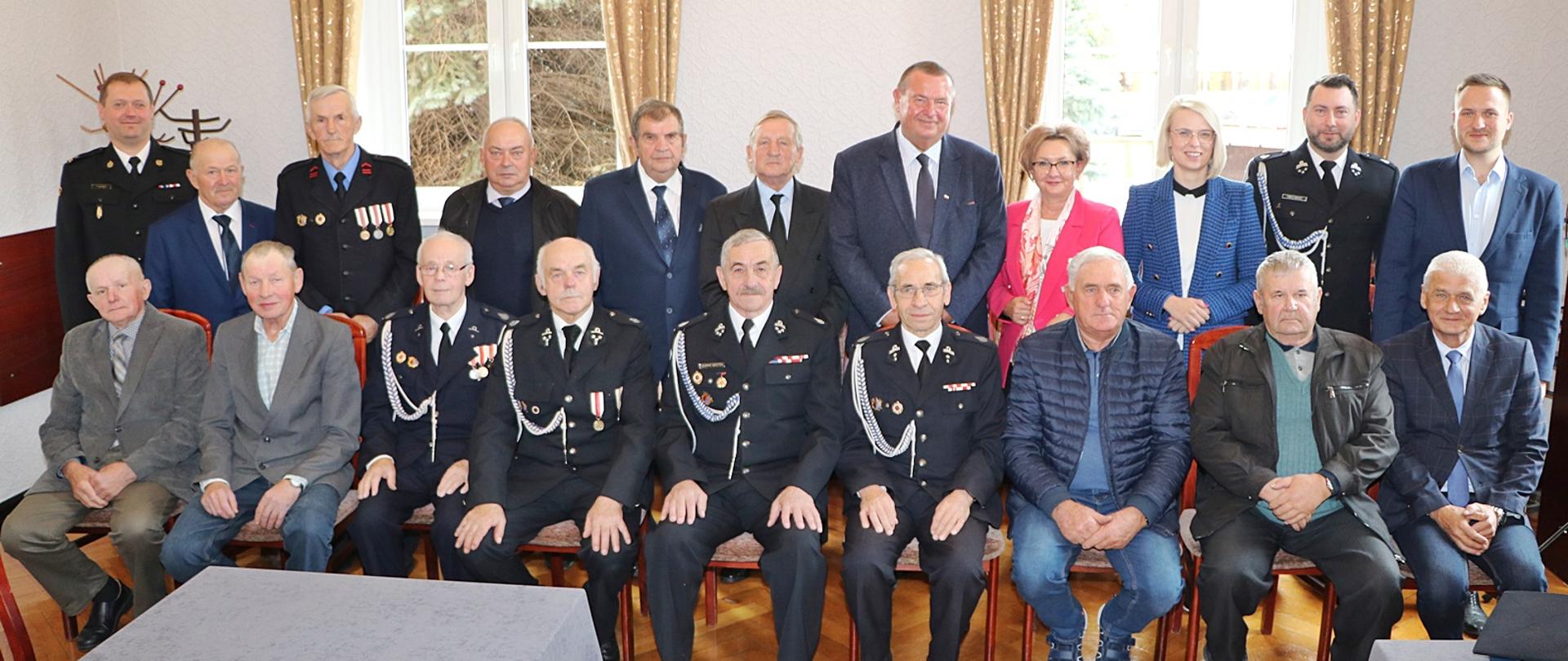 Wspólne zdjęcie druhów wraz z gośćmi wręczającymi decyzję.