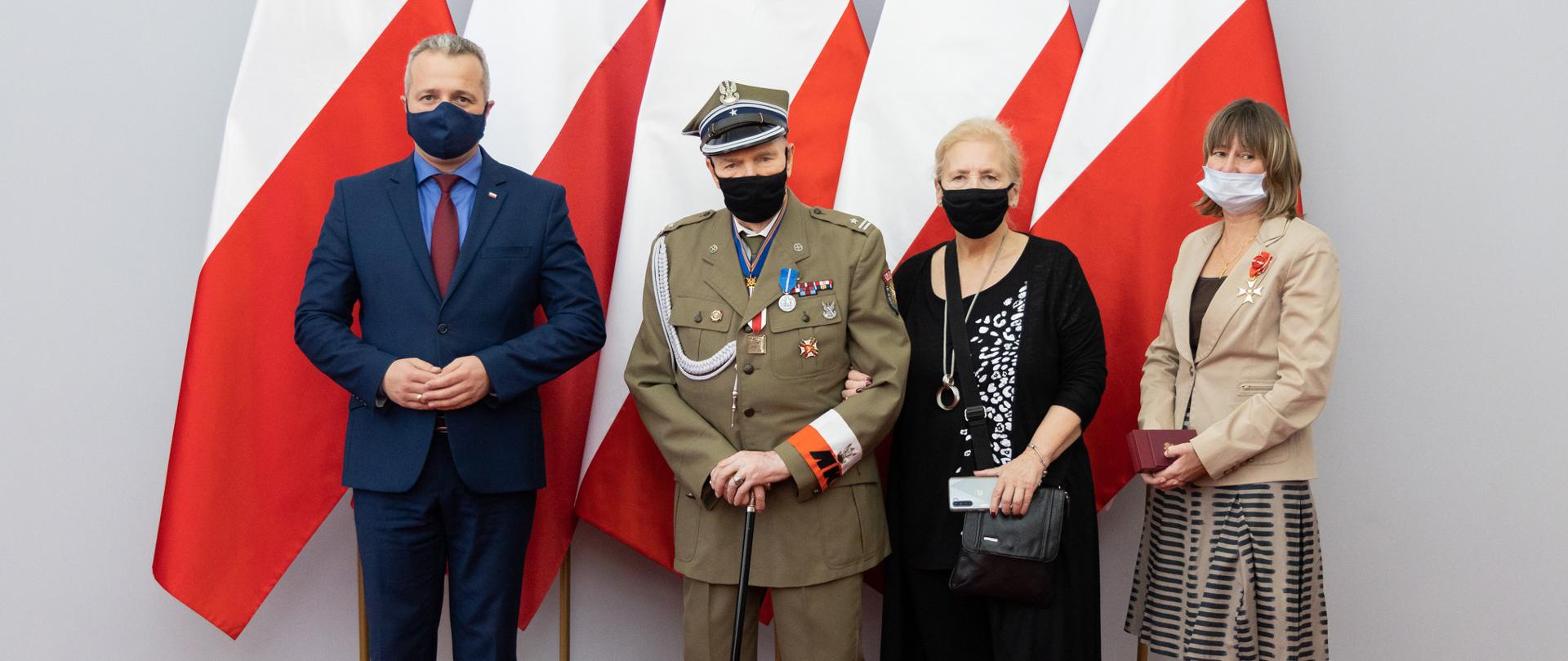 Wojewoda podczas wręczenia odznaczeń prezydenckich dla osób, które swoją pracą i działalnością społeczną przyczynili się do przemian demokratycznych w Polsce