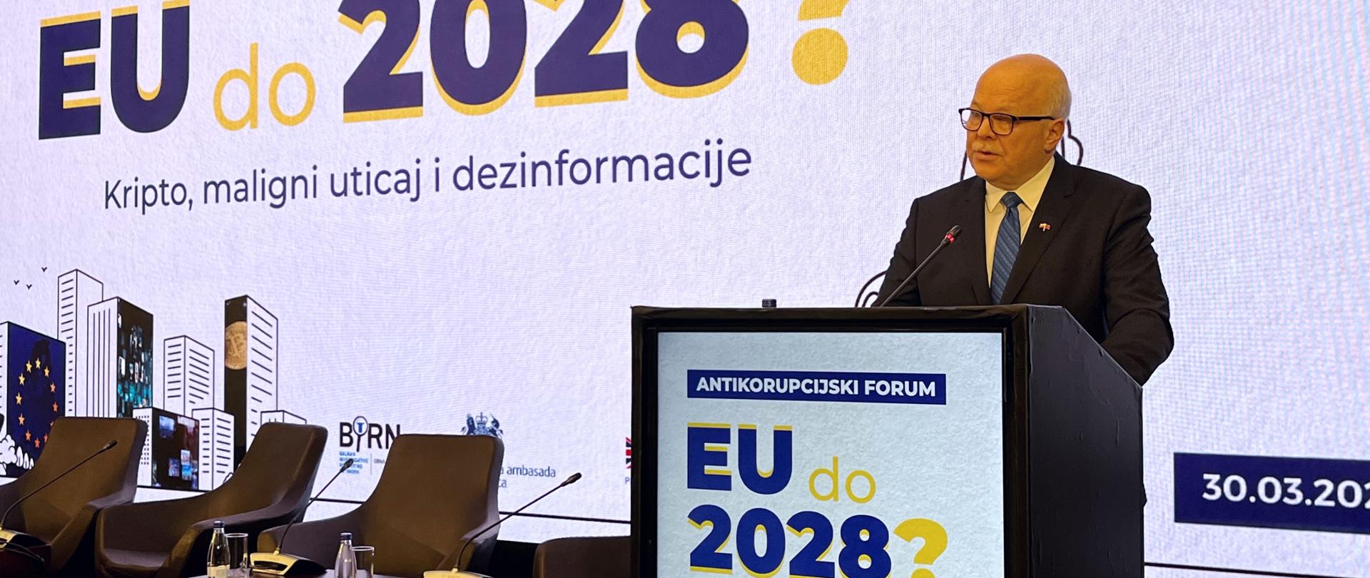 Otpravnik poslova Piotr Stachańczyk za govornicom na bini tokom „Anti-corruption forum”, pored 3 stolice i sto