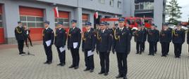 Zdjęcie przedstawia strażaków oraz osoby wręczające awanse podczas obchodów dnia strażaka